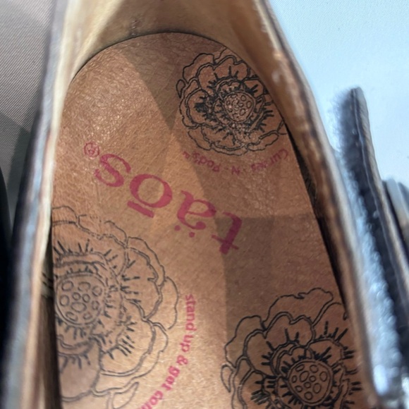 TAOS Sz 9 Samba Velcro Closure Low Heel Rounded Toe Metallic Sandals Shoes - Picture 4 of 10